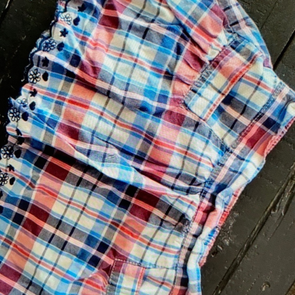 Simple design features vibrant floral skirt